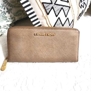 Authentic Michael Kors Jet Set Travel long wallet in Saffiano Taupe Dune leather